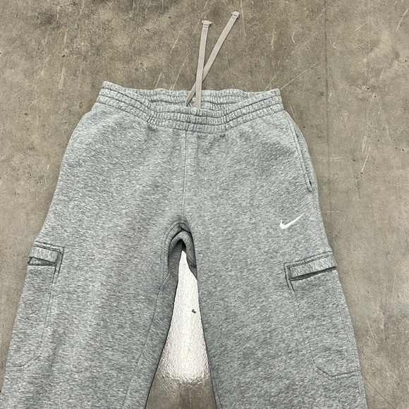 **SOLD** Men’s Medium Nike Thick Gray Cargo Sweats w/White Embroidered Nike - Picture 6 of 9